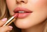 Миниатюра новости: Красить губы помадой в 2026 году уже не модно: вот что заменило классический стик