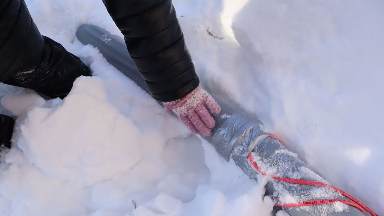 Главная картинка новости: Жильцы двухэтажки в Кирове своими силами спасают дом от нечистот