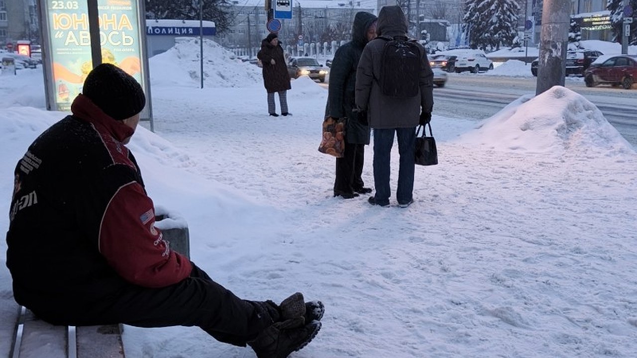 Главная картинка новости: “Терпение уже лопнуло”: кировчане из Коминтерна ездят на такси из-за отсутствия автобусов по вечерам