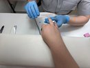 Кутикула как после салона за 2 минуты: капля мицеллярки и мягкий баф помогут освежить маникюр без щипчиков и порезов