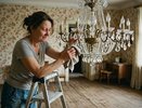 Металл, стекло или ткань: эксперты назвали лучший материал для люстры, с которым не придется мучиться с уборкой