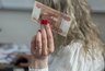 Кировчанка подняла с пола деньги и попала под статью