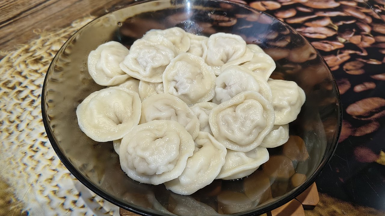 Главная картинка новости: Почему в СССР все ели пельмени с уксусом: дело не только в необычном вкусе, все намного сложнее