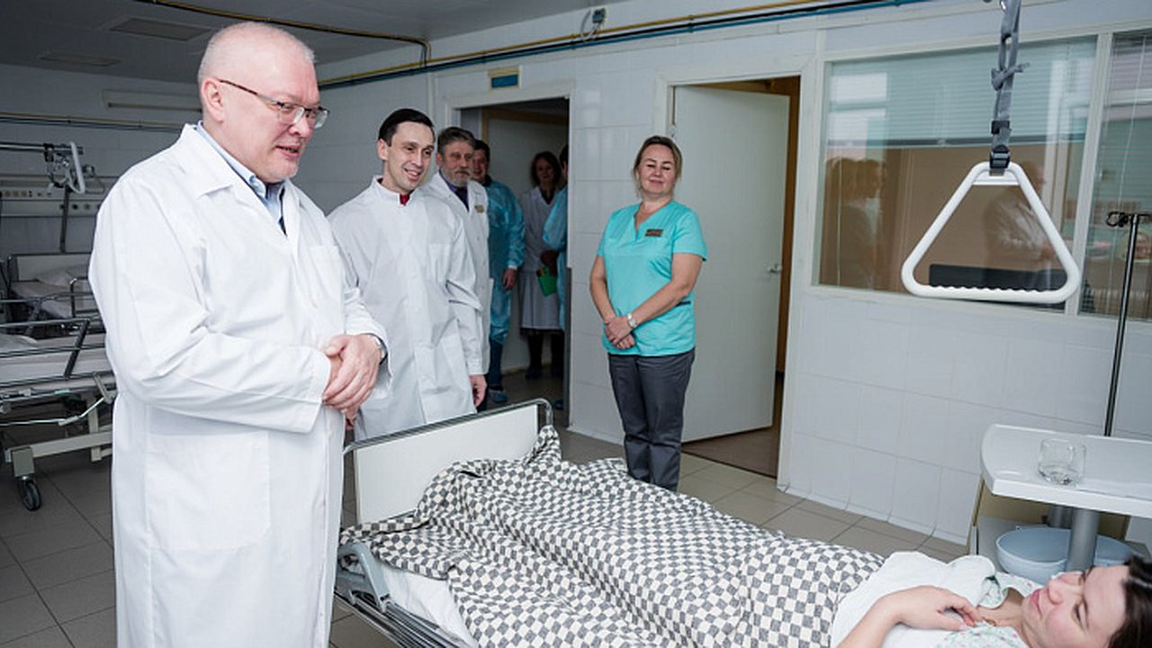 Главная картинка новости: В Кировской области новогодним младенцам вручили специальные наборы и сертификаты