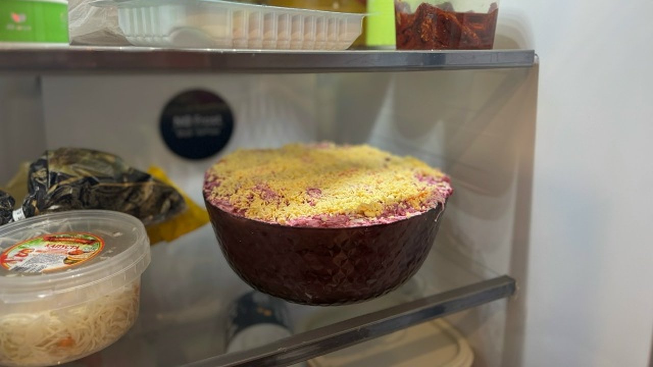 Главная картинка новости: После боя курантов прошло двое или трое суток? Вот какие салаты пора выбросить, даже если жалко - они уже опасны