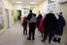 Миниатюра новости: «17 лет работаю в поликлинике»: бабушки и дедушки в очереди с утра ради бесплатного талона - рассказываю, кто забирает все