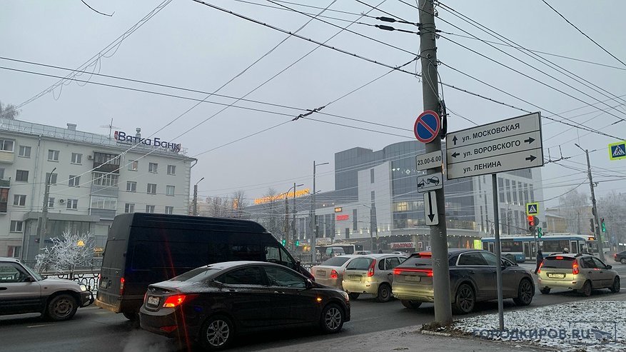 Главная картинка новости: Цепь аварий на Старом мосту парализовала движение в Кирове