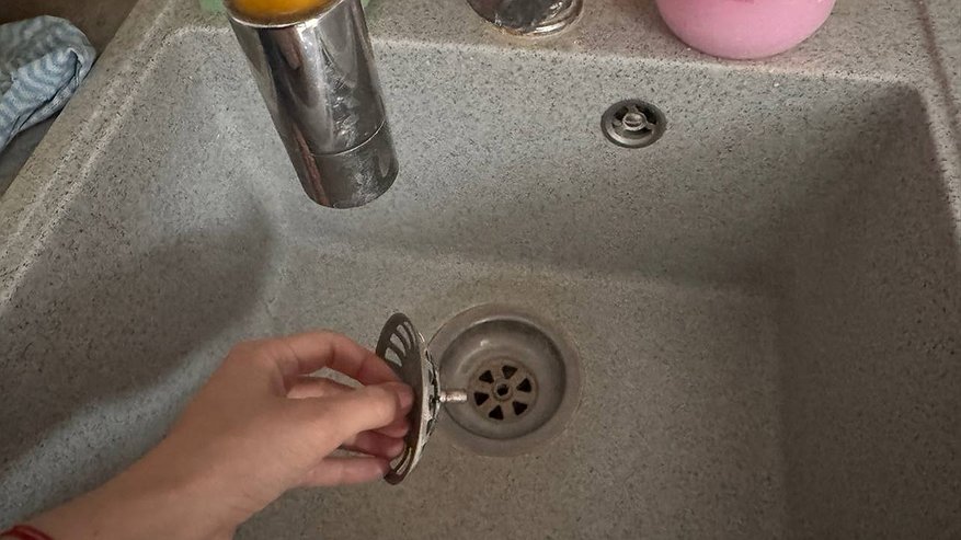 Главная картинка новости: Засор пулей вылетает из труб за 5 минут: кухонный трюк, который работает без химии и сантехника