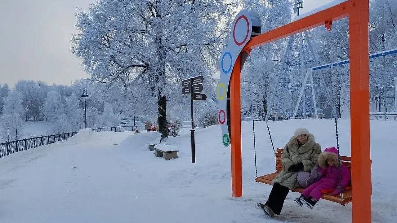 Главная картинка новости: Новое место для фото: на набережной Грина в Кирове появились манящие туристов качели