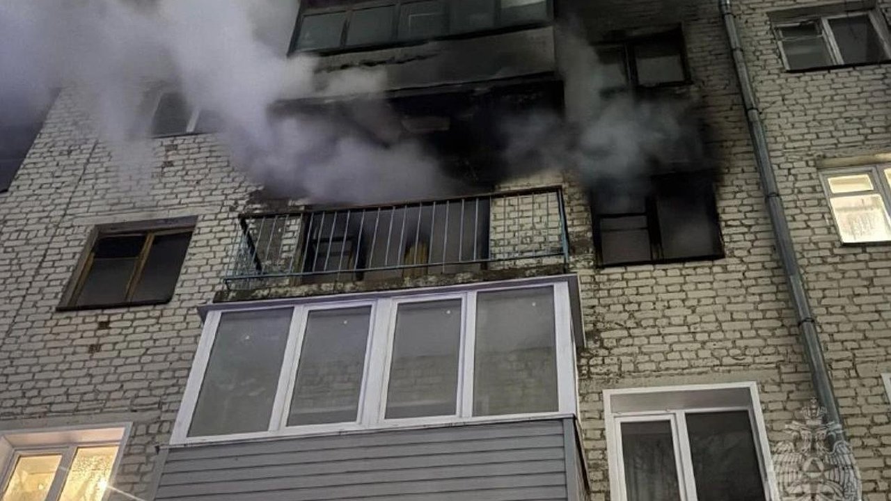 Главная картинка новости: В страшном пожаре на улице Труда в Кирове пострадали два человека