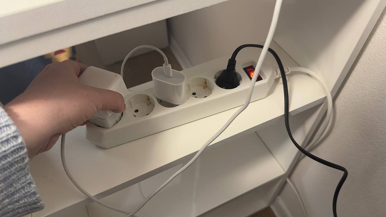 Главная картинка новости: Три устройства, которые эксперты советуют всегда выключить из розетки перед выходом из дома