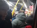 Жители Кирова в шубах и шапках задыхаются в давках в 51 автобусе