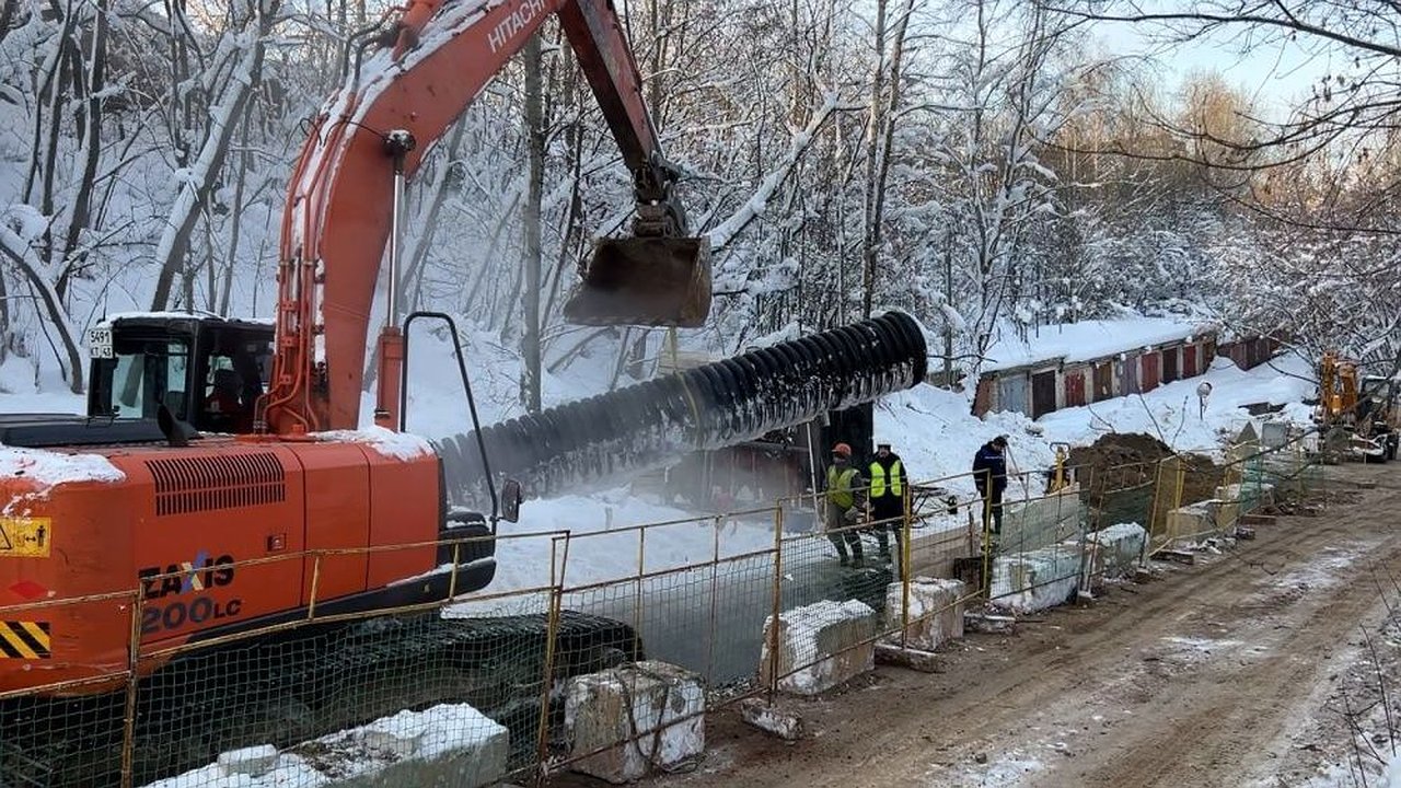 Главная картинка новости: В кировской слободе Скопино жителям прокладывают новую канализацию
