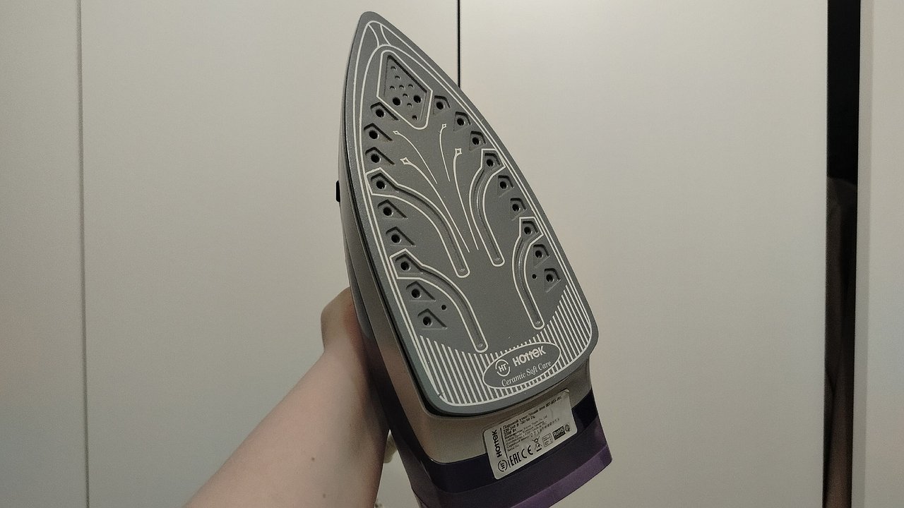 Главная картинка новости: Накипь вылетит хлопьями: как почистить отверстия для пара на утюге за 2 минуты - крутой лайфхак