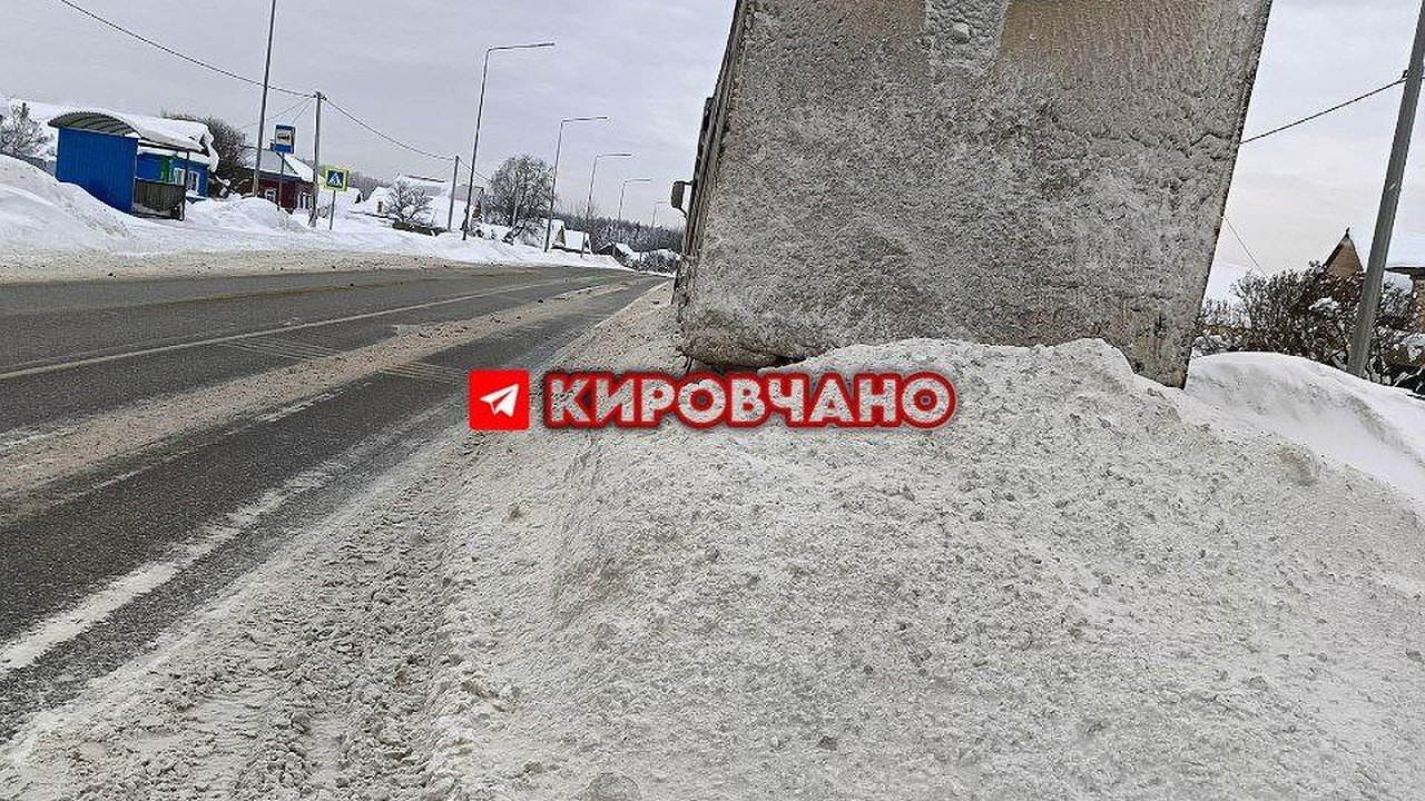 Главная картинка новости: «Мы не умеем летать!»: жители Слободского района требуют убрать заснеженную фуру с остановки