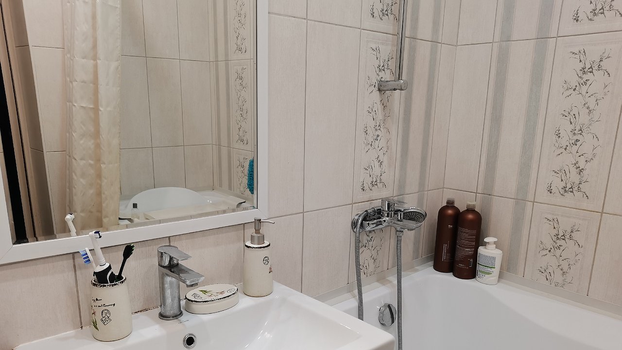 Главная картинка новости: Стены в ванной без плесени и затирки: неожиданный вариант вместо кафеля - дизайнеры выбирают его в 2026-ом