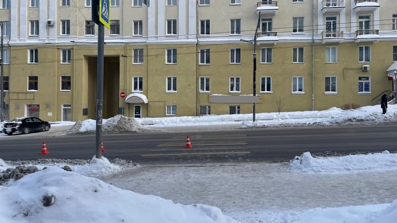 Главная картинка новости: В центре Кирова водитель на Ладе сбил и покалечил девочку 12 лет