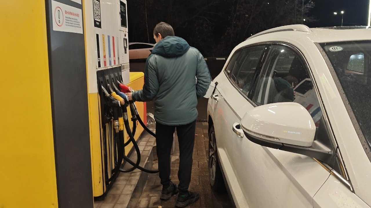 Главная картинка новости: "Пора привыкнуть?": бензин для кировчан подорожал на 5 рублей