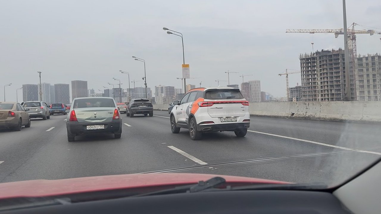 Главная картинка новости: Дневной свет на дороге: почему водители все чаще едут без фар и что на самом деле требуют ПДД в 2026 году