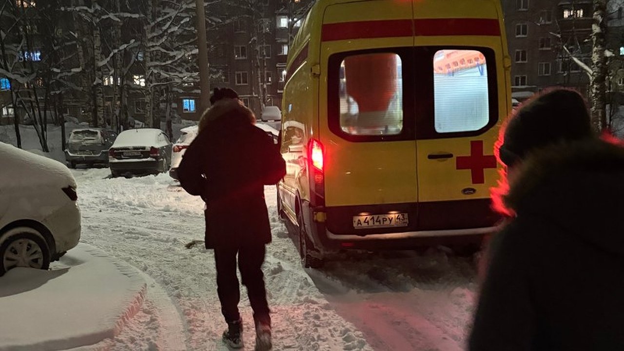 Главная картинка новости: В Малмыже спасли мужчину с поврежденным черепом от удара топором