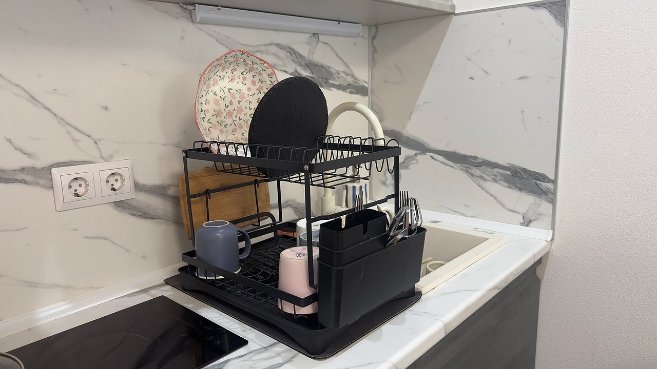 Главная картинка новости: На моей кухне вся посуда блестит, что аж глаза слепит: как мыть жирные сковородки без химии – ресторанный трюк