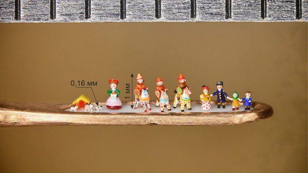 Главная картинка новости: Рекордсмен России создал самые маленькие дымковские игрушки в мире