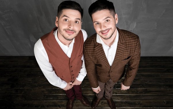 "Мы обманули военкомат": близнецов-ведущих из Кирова путает даже родной дедушка