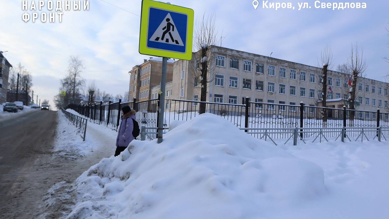 Главная картинка новости: Опасные снежные валы оказались раскиданы по всему Кирову