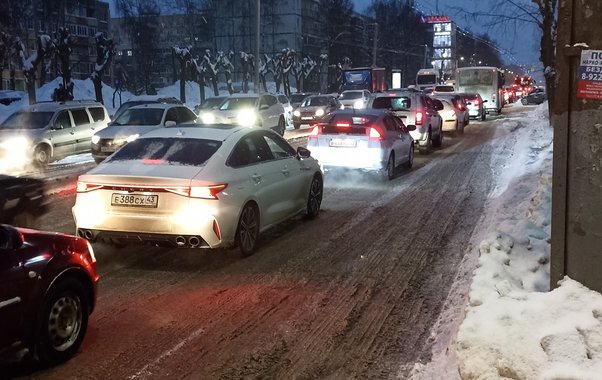 Жители Кирова требуют подземный переход из-за  создавшего пробки светофора