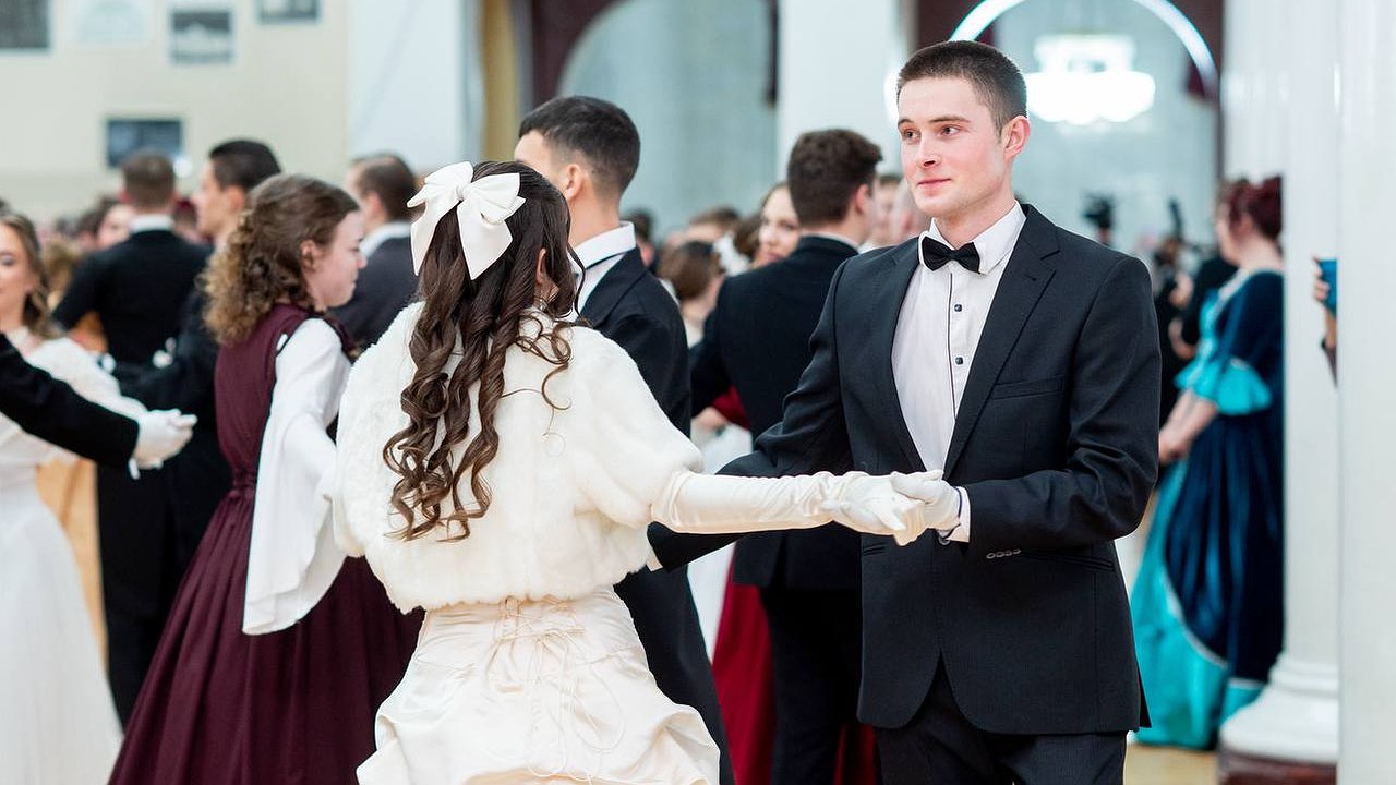 Главная картинка новости: Бал XIX века воссоздали в Кирове на День студента:  фоторепортаж