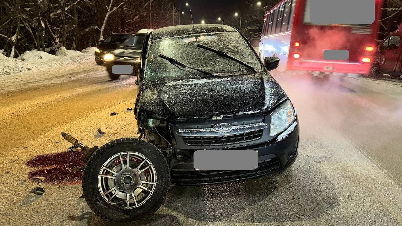 Главная картинка новости: В массовом ДТП со столбом на Слободском тракте пострадали четверо