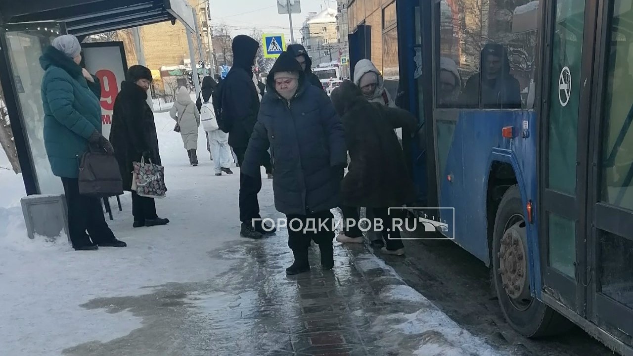Главная картинка новости: Выходят из автобуса и падают: на остановке в центре Кирова появился бесплатный каток
