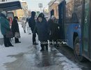 Выходят из автобуса и падают: на остановке в центре Кирова появился бесплатный каток