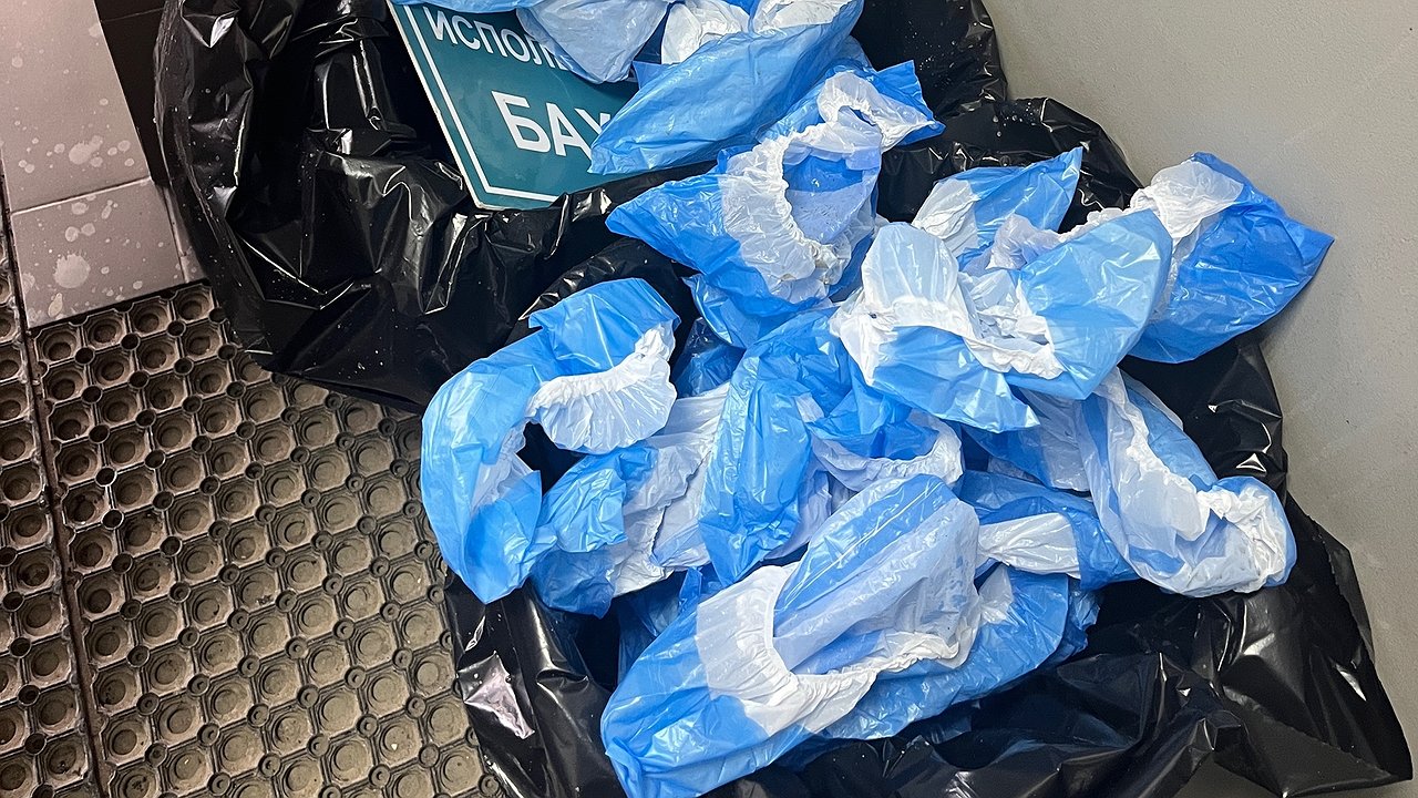 Главная картинка новости: Подруга покупает пачками бахилы. Когда узнала для чего, купила себе еще больше. 5 необычных применений бахил