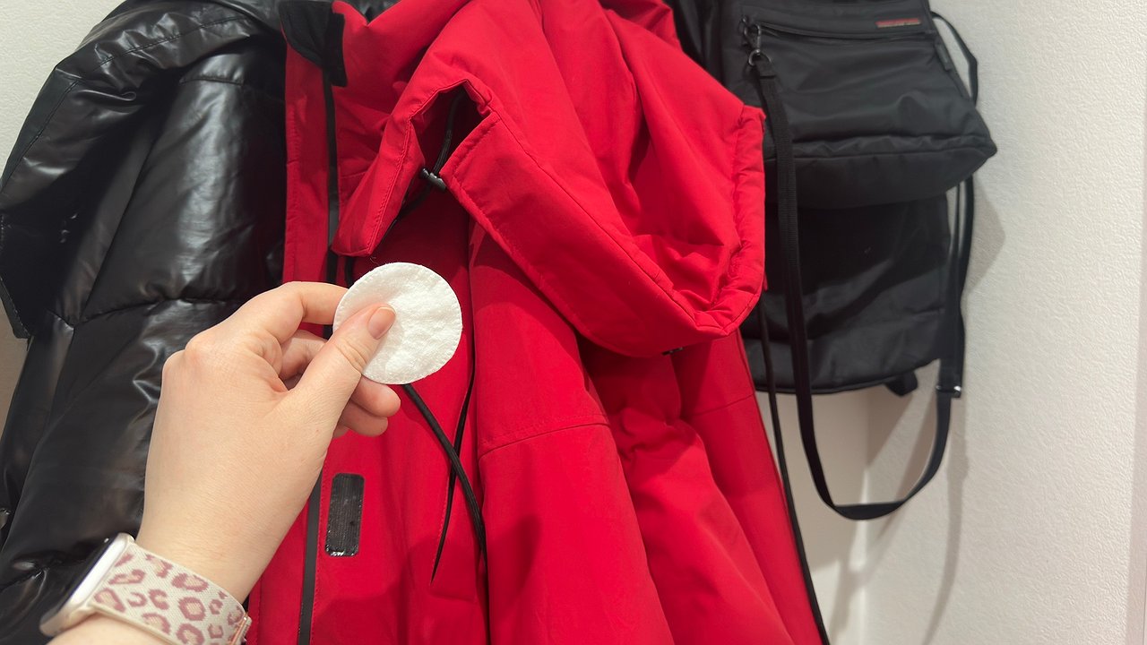 Главная картинка новости: 2 капли на ватный диск этой жижки - и куртка или пуховик как новые: даже в машинке стирать не придется