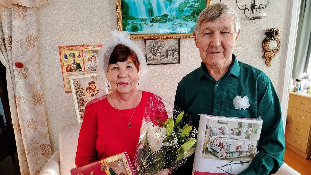 Главная картинка новости: Отметившая изумрудную свадьбу пара из Кирова раскрыла секрет долгой семейной жизни
