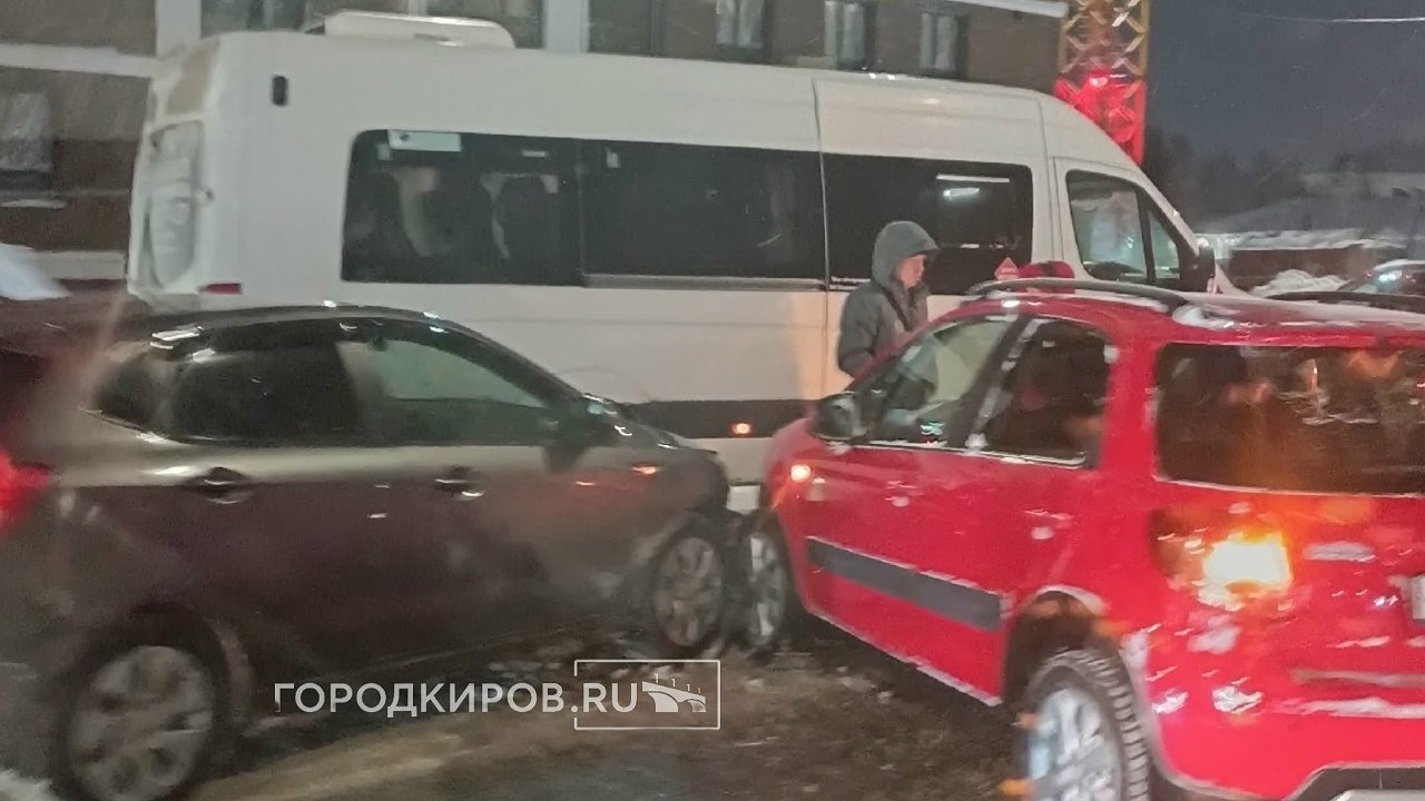 Главная картинка новости: Киров сковали пробки в 9 баллов из-за снежной стихии