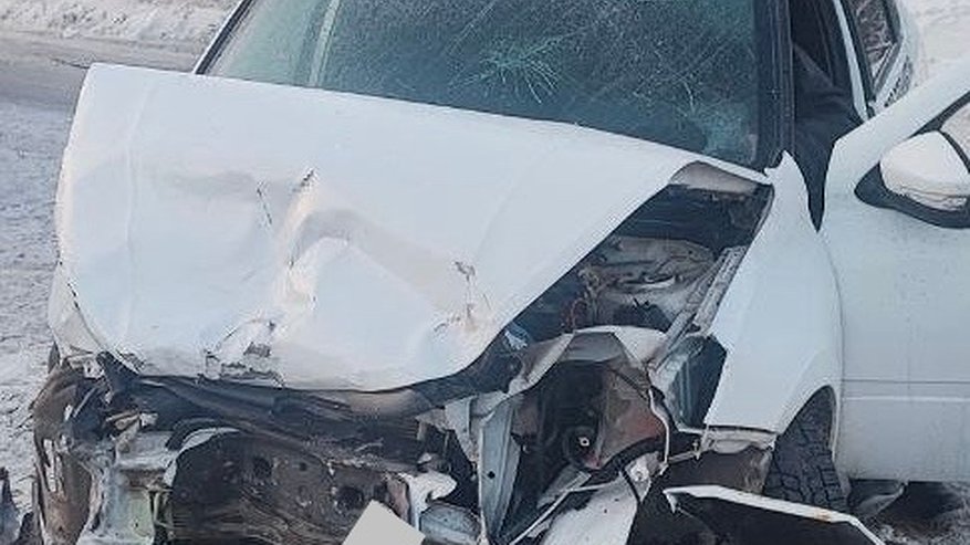 Главная картинка новости: Под Кировом три человека пострадали после столкновения "Гранты" с иномаркой