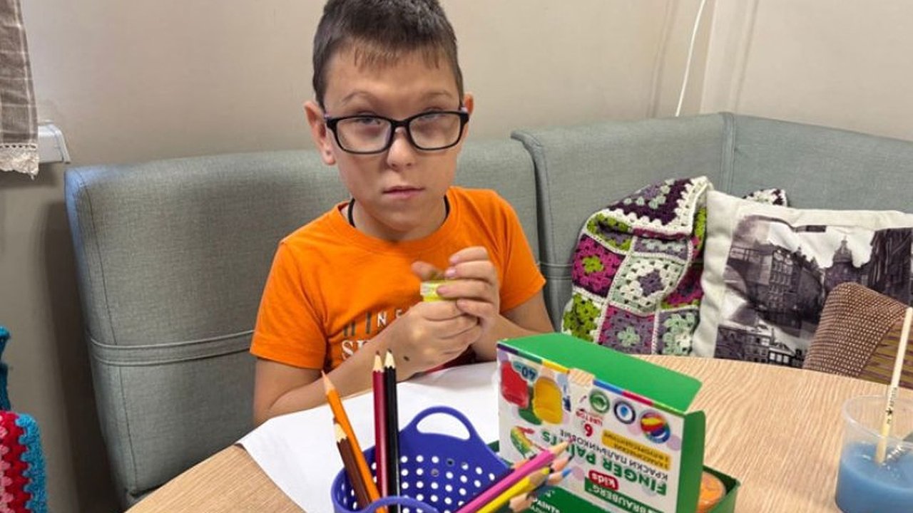 Главная картинка новости: "Трудно слышать и говорить": мальчику из Кирова нужна помощь после операции на черепе