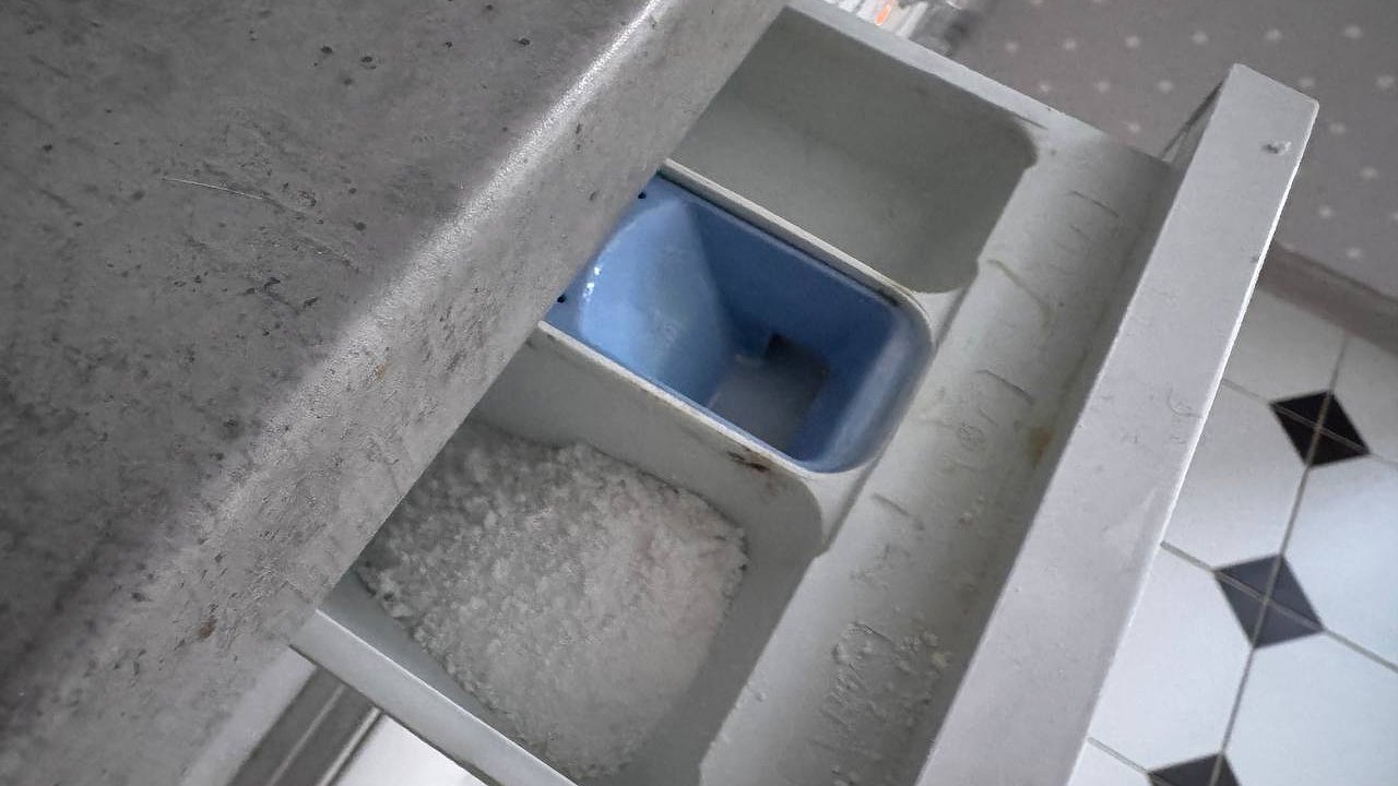 Главная картинка новости: Почему плохо отстирываются вещи в машинке? Все проще простого - многие сыпят порошок не в тот отсек лотка