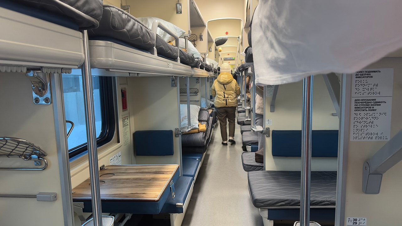 Главная картинка новости: «В 7 утра с верхней полки слезла наглая попутчица и стала будить меня, чтобы я уступил ей место»: закон заработал?