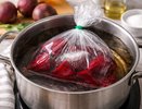 Варю свеклу только так – в пакете: 25 минут и готово – без грязи и вони на всю квартиру, жаль, что в 37 лет об этом узнала