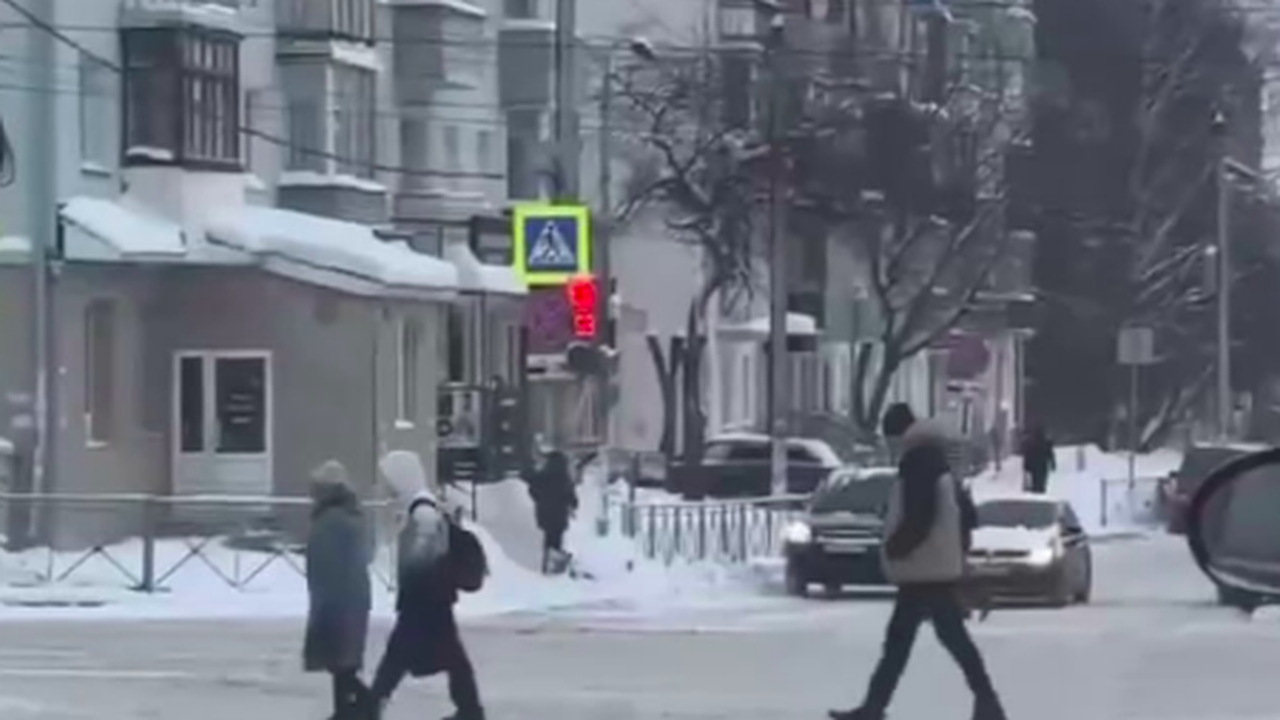 Главная картинка новости: Из-за гигантских пробок власти Кирова вернули режим работы светофора на Горького — Некрасова