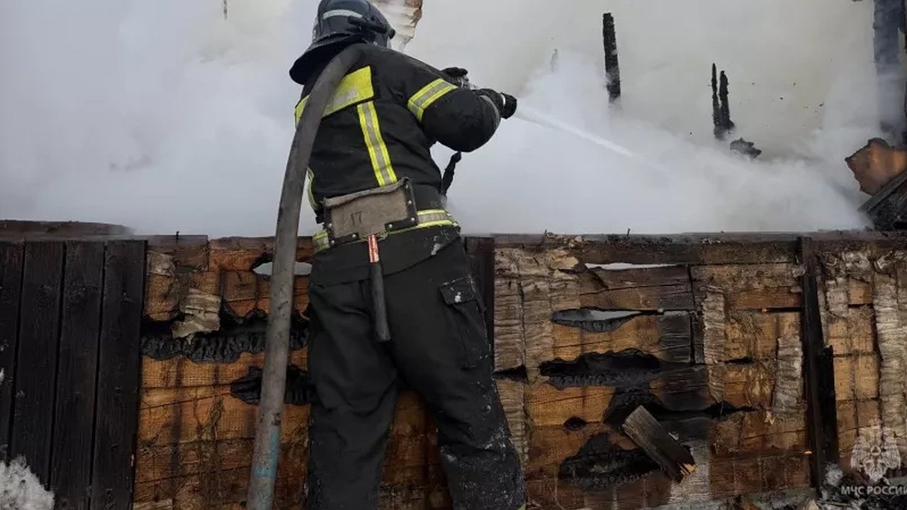 Главная картинка новости: В Кировской области загорелась частная баня