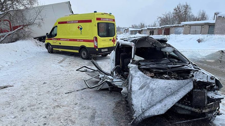 Главная картинка новости: В месиве из машин чудом выжили люди: подробности утреннего ДТП с Mazda и грузовиком в Кирове