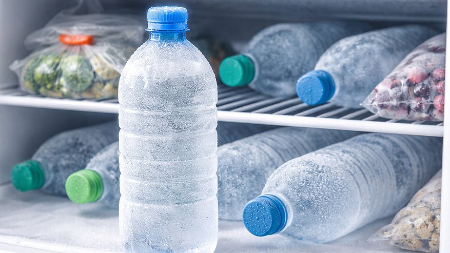 Главная картинка новости: Кладу одну бутылку в морозилку — за свет плачу "копейки": рабочая схема для зимы и теплой квартиры