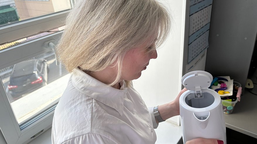 Главная картинка новости: 1 ложка на 1 литр — и чайник как из магазина: от налета и накипи не осталось и следа — полезный совет