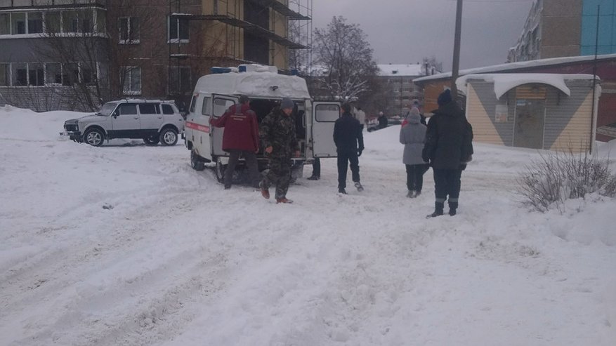 Главная картинка новости: Пациента несли на руках: застрявшую скорую выталкивали кировчане