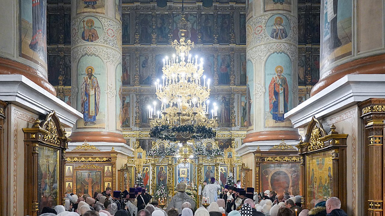 Главная картинка новости: На рождественских службах в Кирове молились о мире и защитниках Отечества