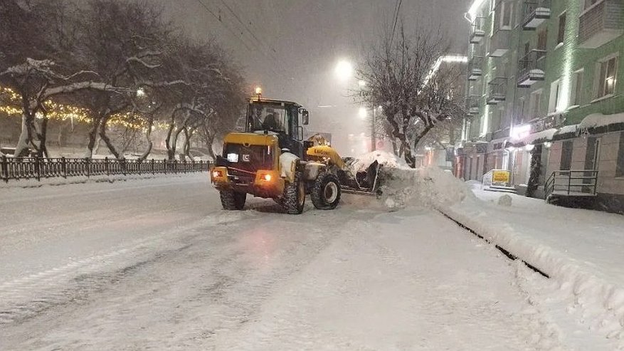 Главная картинка новости: Больше 20 участков улиц в Кирове очистят от снега в ночь на 9 января